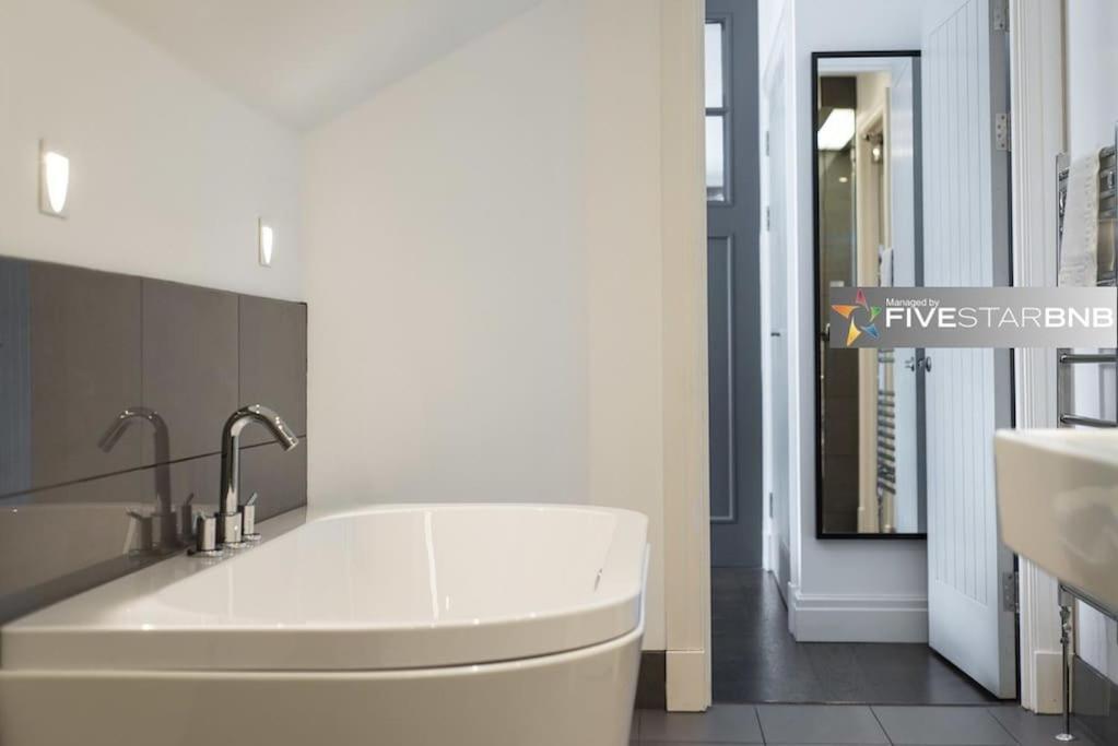 Cool Urban Apartment With Stunning Castle Views Edinburgh Luaran gambar