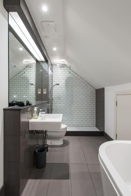 Cool Urban Apartment With Stunning Castle Views Edinburgh Luaran gambar